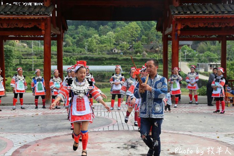 The Gejia people welcome tourists with singing and dancing